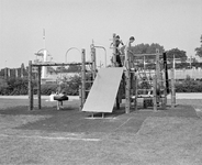 881394 Afbeelding van het speeltoestel op het terrein van het zwembad Den Hommel (Kennedylaan 5) te Utrecht.